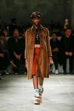 70年代カルチャーへのオマージュを共有したプラダ【2017-18秋冬コレクション】