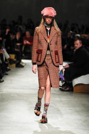 70年代カルチャーへのオマージュを共有したプラダ【2017-18秋冬コレクション】