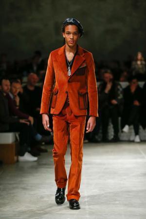 70年代カルチャーへのオマージュを共有したプラダ【2017-18秋冬コレクション】