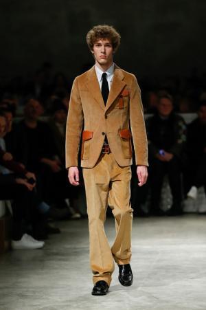 70年代カルチャーへのオマージュを共有したプラダ【2017-18秋冬コレクション】