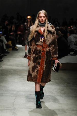 70年代カルチャーへのオマージュを共有したプラダ【2017-18秋冬コレクション】