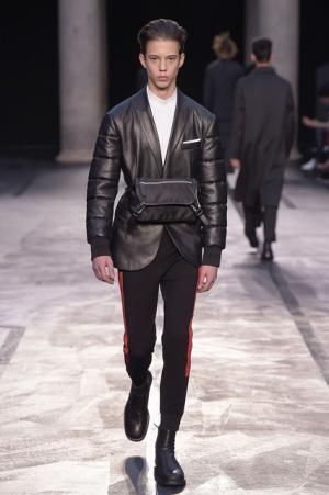 自身のヘリテージを再構築、ロンドン80sをシンプルに総括したニール バレット【2017-18秋冬コレクション】