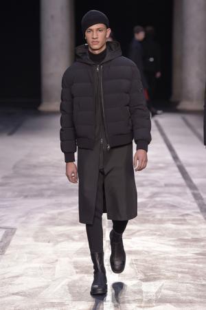 自身のヘリテージを再構築、ロンドン80sをシンプルに総括したニール バレット【2017-18秋冬コレクション】