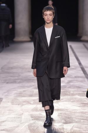 自身のヘリテージを再構築、ロンドン80sをシンプルに総括したニール バレット【2017-18秋冬コレクション】