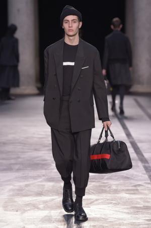 自身のヘリテージを再構築、ロンドン80sをシンプルに総括したニール バレット【2017-18秋冬コレクション】