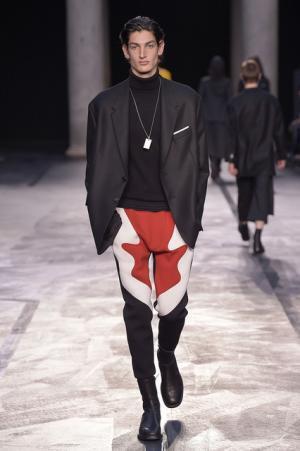 自身のヘリテージを再構築、ロンドン80sをシンプルに総括したニール バレット【2017-18秋冬コレクション】