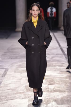 自身のヘリテージを再構築、ロンドン80sをシンプルに総括したニール バレット【2017-18秋冬コレクション】