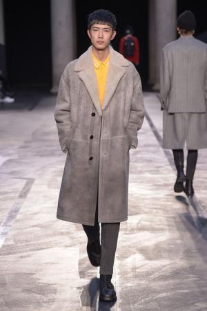 自身のヘリテージを再構築、ロンドン80sをシンプルに総括したニール バレット【2017-18秋冬コレクション】