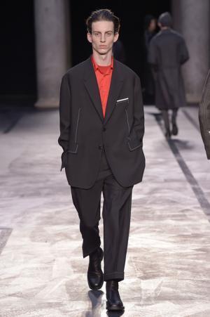 自身のヘリテージを再構築、ロンドン80sをシンプルに総括したニール バレット【2017-18秋冬コレクション】