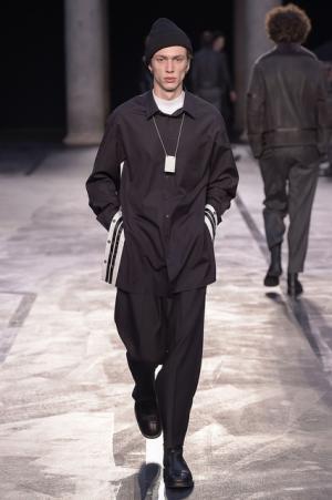 自身のヘリテージを再構築、ロンドン80sをシンプルに総括したニール バレット【2017-18秋冬コレクション】