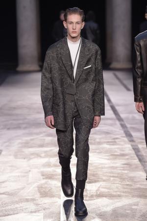 自身のヘリテージを再構築、ロンドン80sをシンプルに総括したニール バレット【2017-18秋冬コレクション】