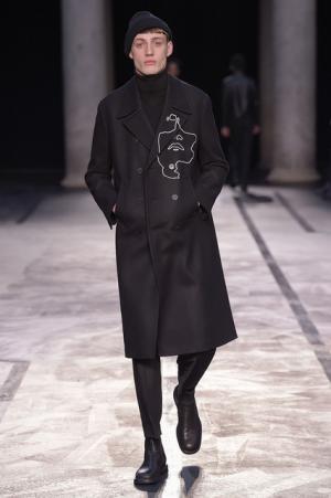 自身のヘリテージを再構築、ロンドン80sをシンプルに総括したニール バレット【2017-18秋冬コレクション】