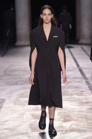 自身のヘリテージを再構築、ロンドン80sをシンプルに総括したニール バレット【2017-18秋冬コレクション】