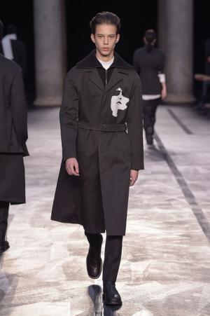 自身のヘリテージを再構築、ロンドン80sをシンプルに総括したニール バレット【2017-18秋冬コレクション】