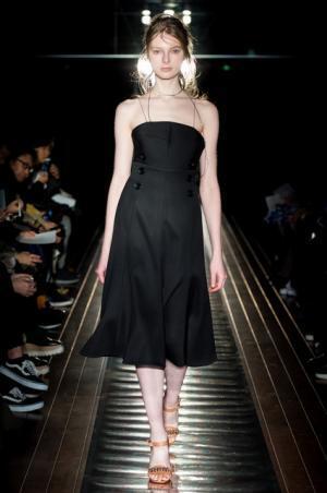 ラマルク、夜のメトロポリスに一筋のプリズム【2017-18秋冬ウィメンズ】