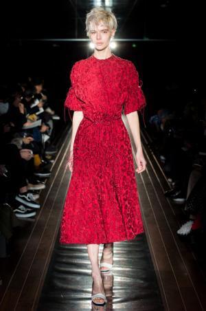 ラマルク、夜のメトロポリスに一筋のプリズム【2017-18秋冬ウィメンズ】