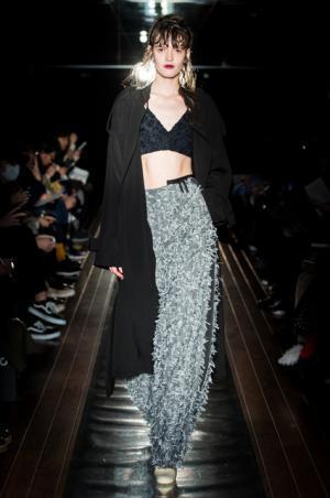 ラマルク、夜のメトロポリスに一筋のプリズム【2017-18秋冬ウィメンズ】