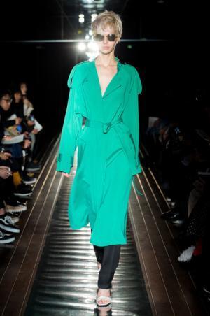 ラマルク、夜のメトロポリスに一筋のプリズム【2017-18秋冬ウィメンズ】