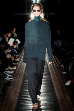 ラマルク、夜のメトロポリスに一筋のプリズム【2017-18秋冬ウィメンズ】