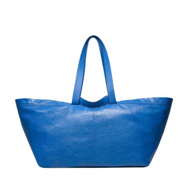 デムナ・ヴァザリアによる初のバレンシアガメンズコレクションのポップアップストアがオープン