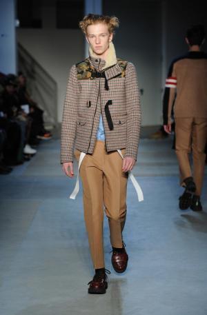 “政治”“デモ”の空気感をスタイルに、N°21が感じる時代の変化【2017-18秋冬メンズ】