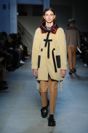 “政治”“デモ”の空気感をスタイルに、N°21が感じる時代の変化【2017-18秋冬メンズ】