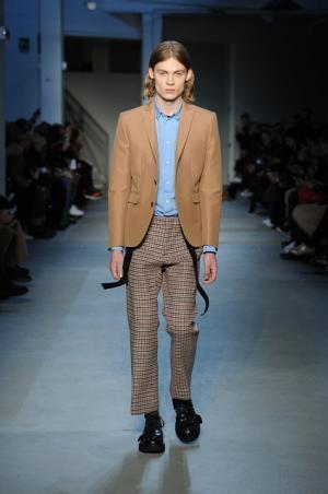 “政治”“デモ”の空気感をスタイルに、N°21が感じる時代の変化【2017-18秋冬メンズ】