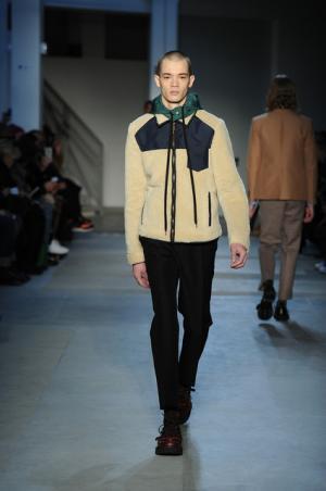 “政治”“デモ”の空気感をスタイルに、N°21が感じる時代の変化【2017-18秋冬メンズ】