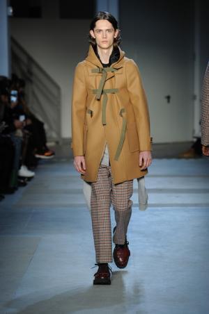 “政治”“デモ”の空気感をスタイルに、N°21が感じる時代の変化【2017-18秋冬メンズ】