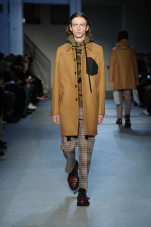 “政治”“デモ”の空気感をスタイルに、N°21が感じる時代の変化【2017-18秋冬メンズ】