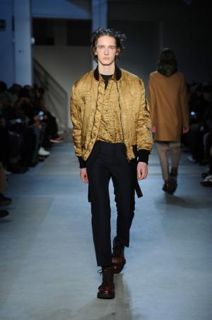 “政治”“デモ”の空気感をスタイルに、N°21が感じる時代の変化【2017-18秋冬メンズ】