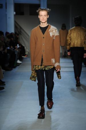 “政治”“デモ”の空気感をスタイルに、N°21が感じる時代の変化【2017-18秋冬メンズ】