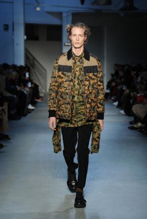 “政治”“デモ”の空気感をスタイルに、N°21が感じる時代の変化【2017-18秋冬メンズ】