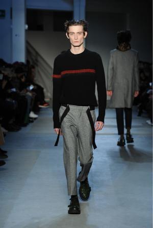 “政治”“デモ”の空気感をスタイルに、N°21が感じる時代の変化【2017-18秋冬メンズ】