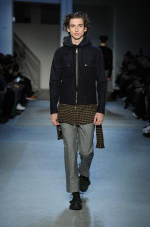 “政治”“デモ”の空気感をスタイルに、N°21が感じる時代の変化【2017-18秋冬メンズ】