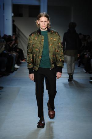 “政治”“デモ”の空気感をスタイルに、N°21が感じる時代の変化【2017-18秋冬メンズ】