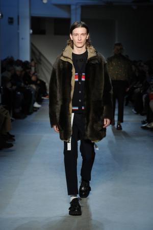 “政治”“デモ”の空気感をスタイルに、N°21が感じる時代の変化【2017-18秋冬メンズ】