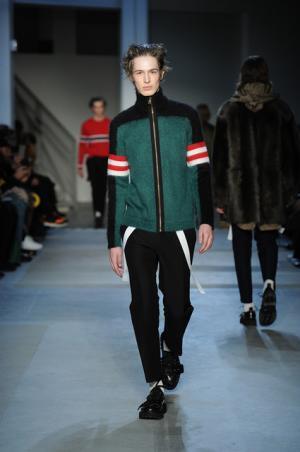 “政治”“デモ”の空気感をスタイルに、N°21が感じる時代の変化【2017-18秋冬メンズ】