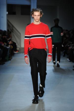 “政治”“デモ”の空気感をスタイルに、N°21が感じる時代の変化【2017-18秋冬メンズ】