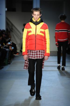 “政治”“デモ”の空気感をスタイルに、N°21が感じる時代の変化【2017-18秋冬メンズ】