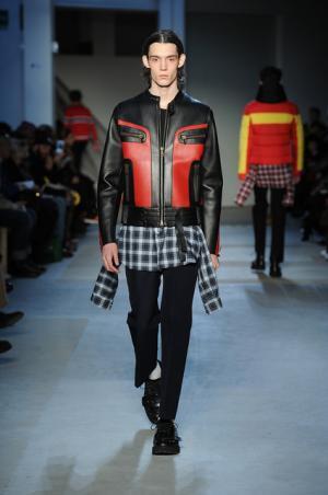 “政治”“デモ”の空気感をスタイルに、N°21が感じる時代の変化【2017-18秋冬メンズ】