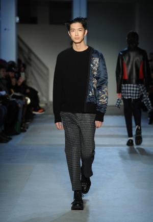 “政治”“デモ”の空気感をスタイルに、N°21が感じる時代の変化【2017-18秋冬メンズ】