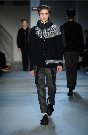 “政治”“デモ”の空気感をスタイルに、N°21が感じる時代の変化【2017-18秋冬メンズ】