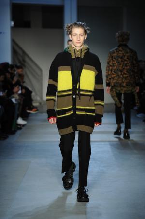 “政治”“デモ”の空気感をスタイルに、N°21が感じる時代の変化【2017-18秋冬メンズ】