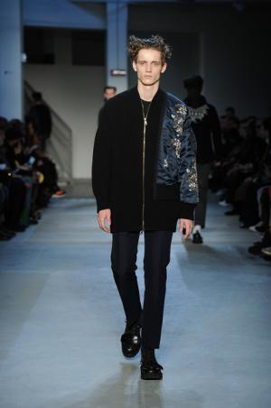 “政治”“デモ”の空気感をスタイルに、N°21が感じる時代の変化【2017-18秋冬メンズ】