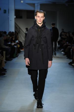 “政治”“デモ”の空気感をスタイルに、N°21が感じる時代の変化【2017-18秋冬メンズ】