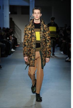 “政治”“デモ”の空気感をスタイルに、N°21が感じる時代の変化【2017-18秋冬メンズ】