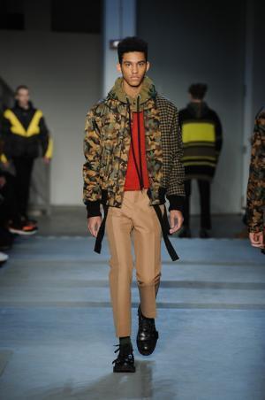 “政治”“デモ”の空気感をスタイルに、N°21が感じる時代の変化【2017-18秋冬メンズ】