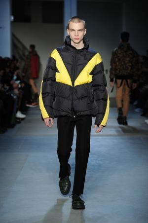 “政治”“デモ”の空気感をスタイルに、N°21が感じる時代の変化【2017-18秋冬メンズ】