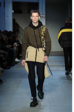 “政治”“デモ”の空気感をスタイルに、N°21が感じる時代の変化【2017-18秋冬メンズ】